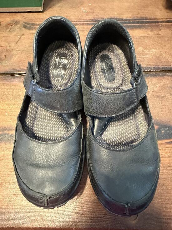 Børn Shoes - Born Mary Jane leather comfort shoes in black EUC size 8 hook and latch